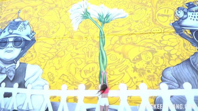 Молодая девушка отлично трахается с парнем на свежем воздухе