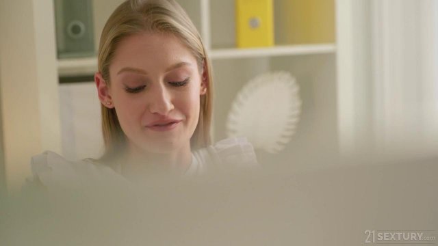 Лысый чувак с большим членом кайфует с девушками в ЖМЖ порно