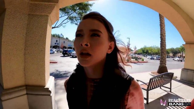 Симпатична девушка бритую киску подставила для пикапера