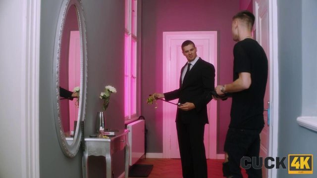 Страстная блондинка нагло изменяет парню с другим