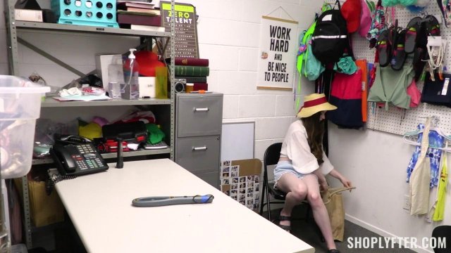 Воровка хотела украсть самотык но пришлось сосать охраннику