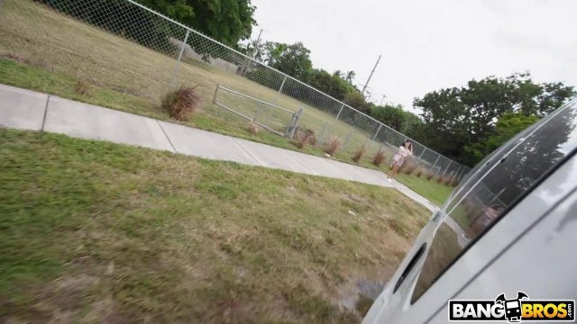 Превью Мулатка трясет сиськами на члене чернокожего пикапера № 41527