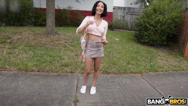 Мулатка трясет сиськами на члене чернокожего пикапера