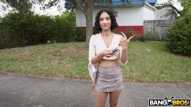 Превью Мулатка трясет сиськами на члене чернокожего пикапера № 41527