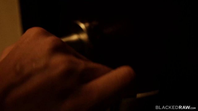 Превью Блондинка в первый день знакомства попробовала член негра № 41535