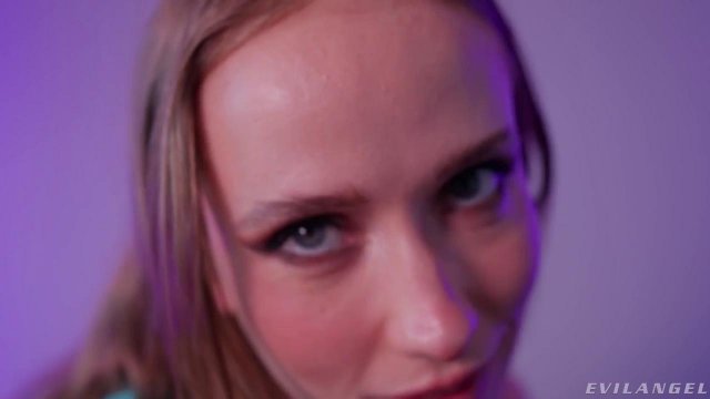 Страстная куртизанка на каблуках умеет сосать в необычной позе