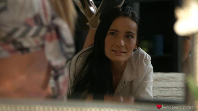 Превью Брюнетка встала раком перед страстной лесби-подругой № 41622