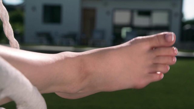 Превью Телка дрочит соседу ногами и трахается № 42651