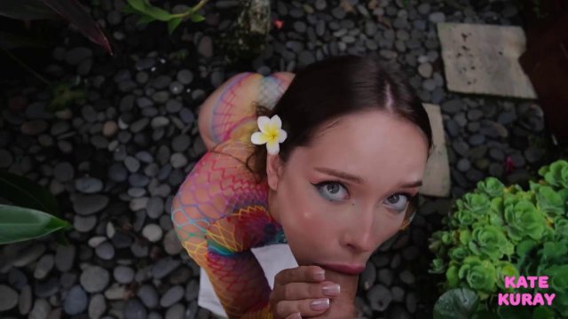 Превью Телка в сетке хорошо сосет парню в саду № 42658