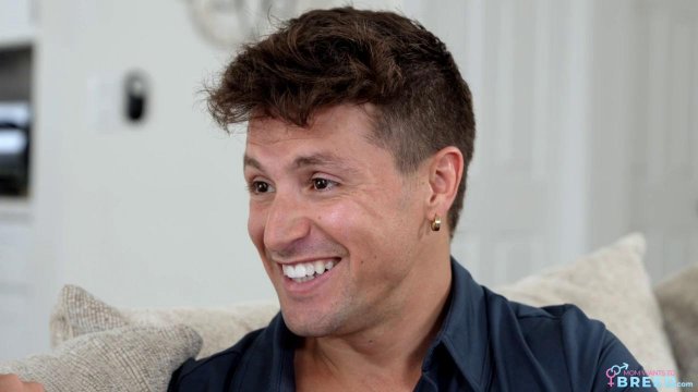 Два парня трахают грудастую сучку в колготках