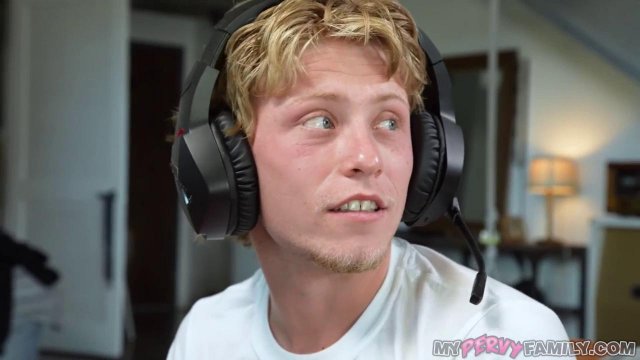 Превью Телка пристала к другу и настояла на сексе № 42705