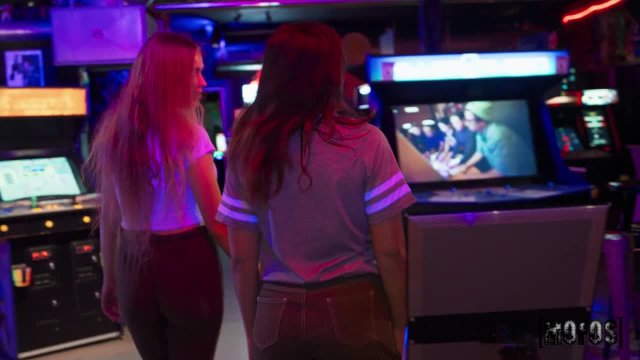 Превью Неожиданные приятности в зале игровых автоматов № 46820