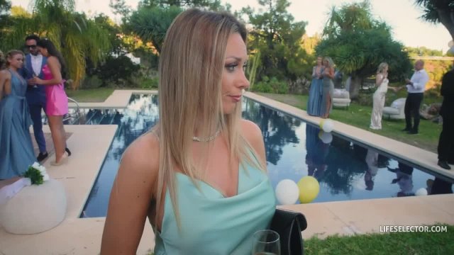 Превью Похоже, у официантки свои дела на этом мероприятии № 46914